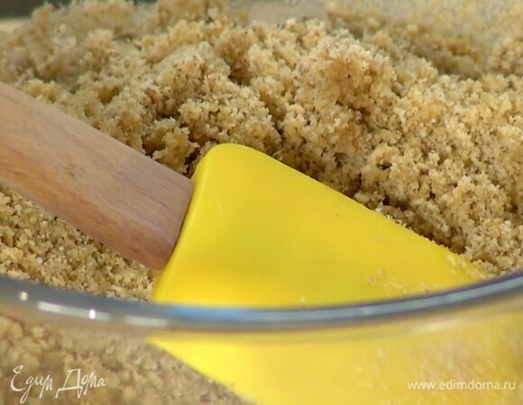 Печенье измельчить в блендере в очень мелкую крошку, затем влить растопленное масло и все перемешать.