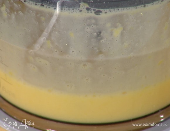 Приготовить начинку: цедру 4 лимонов натереть на мелкой терке, из одного лимона выжать сок, поместить все в чашу блендера, добавить яйца, сахар и взбить.