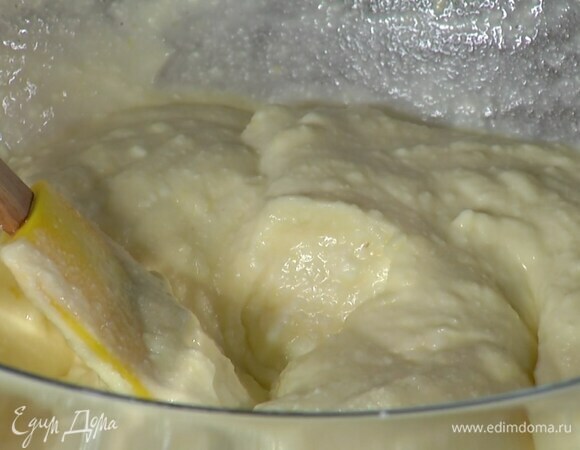 Перелить массу в глубокую миску, добавить сливочный сыр и размять лопаткой до однородной консистенции, затем через сито всыпать муку и вымешать, добавить сметану и все перемешать.