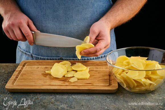 Картофель очистите и нарежьте тонкими кружками.