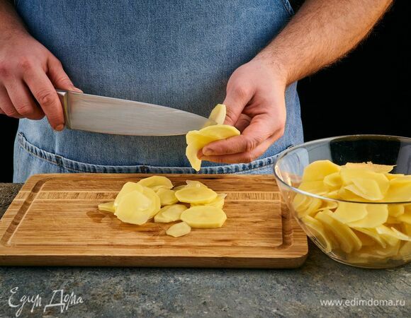 Картофель очистите и нарежьте тонкими кружками.
