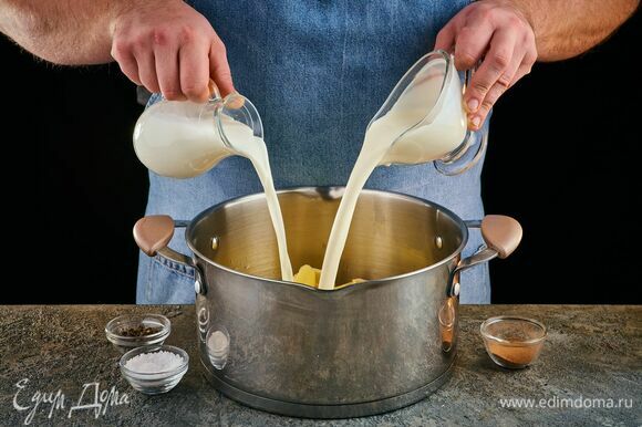 Переложите картофель в кастрюлю, добавьте соль, перец, мускатный орех, сливки и молоко. Доведите до кипения, варите 5 минут.