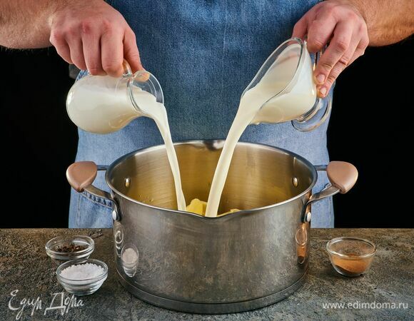 Переложите картофель в кастрюлю, добавьте соль, перец, мускатный орех, сливки и молоко. Доведите до кипения, варите 5 минут.