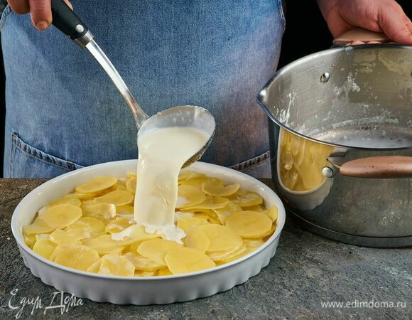 Переложите картофель с соусом в форму для запекания.