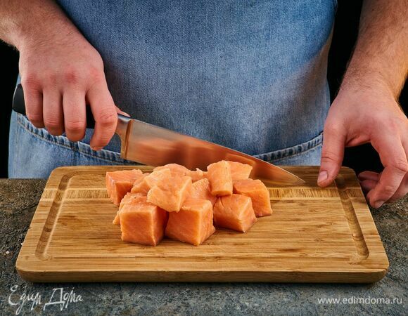 Филе-куски лосося Fish&More очистите от кожи, нарежьте небольшими кубиками. Нарежьте крупно помидоры, чеснок порубите, укроп порвите на веточки. 