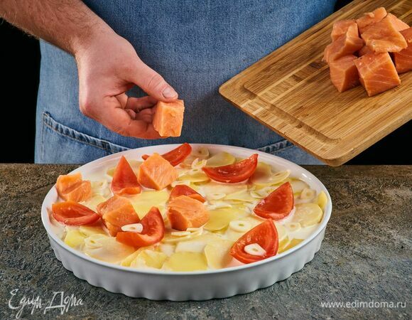 Затем выложите кусочки рыбы. <br />
Запекайте в разогретой до 190°С духовке около 20 минут.