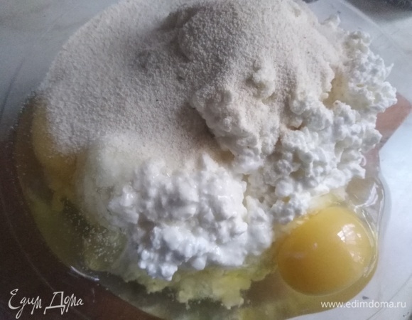 Творог размять вилкой, соединить с яйцами, манкой и солью.