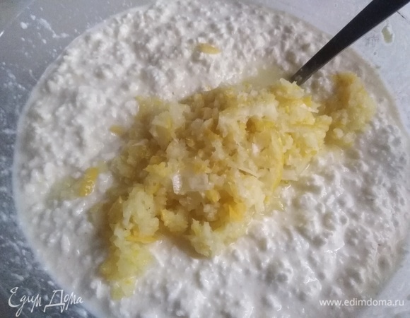 Добавить в творожную массу. Всыпать по вкусу сахар.