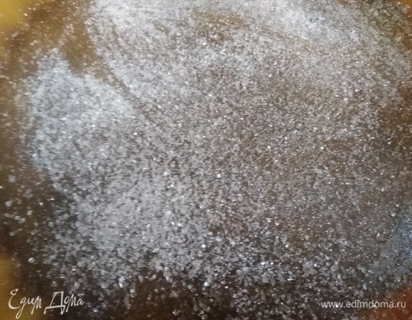 Форму смазать маслом, посыпать сахаром дно.