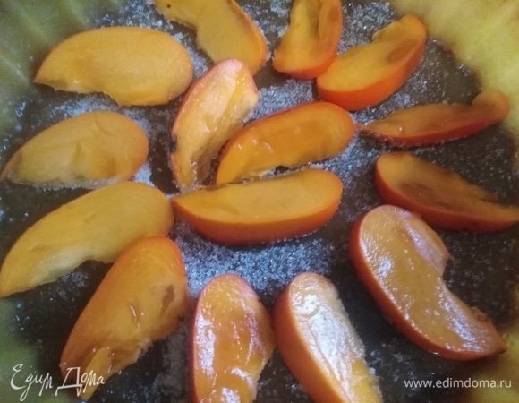 Хурму нарезать дольками, выложить на дно формы.