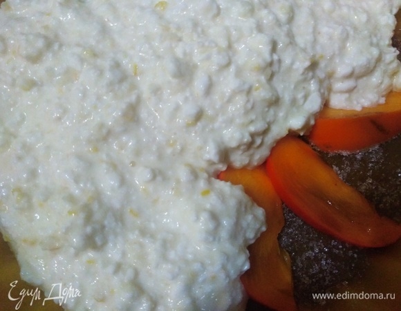 Сверху — творожную массу.