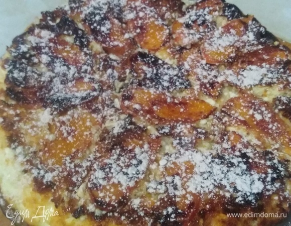 Запеканку остудить. Перевернуть, посыпать сахарной пудрой.