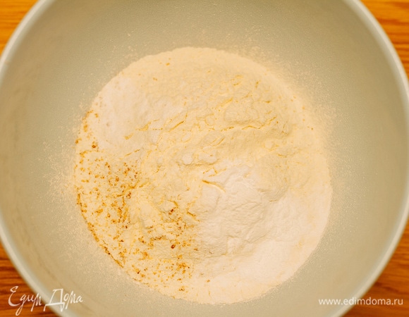 Просеять муку с разрыхлителем, добавить мускатный орех по вкусу.