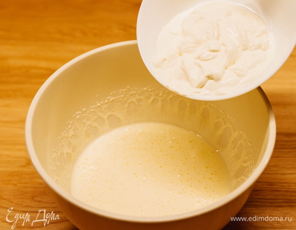 К яйцам добавить сливки, еще раз взбивать несколько секунд.