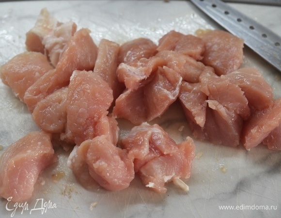 Мясо промойте, нарежьте небольшими кусочками.