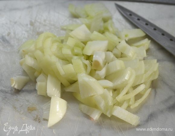Лук почистите и нарежьте кубиком.