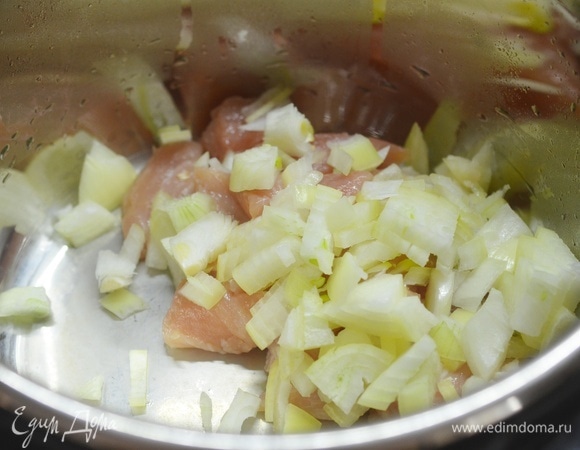 Положите мясо с луком в чашу мультиварки.