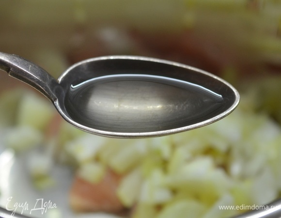 Добавьте растительное масло.