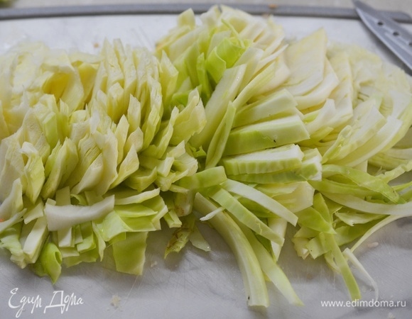 Капусту помойте, нашинкуйте.