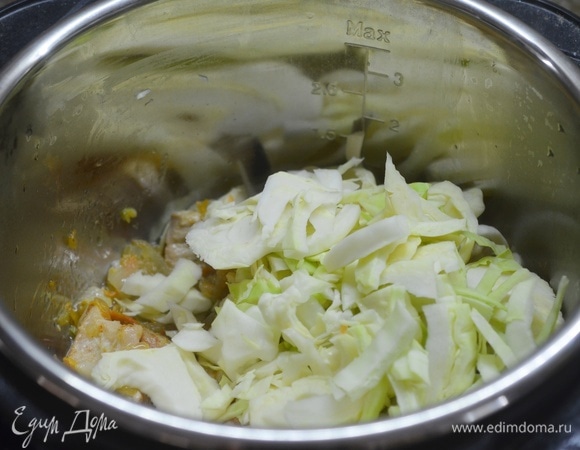 Добавьте в чашу мультиварки, перемешайте. Готовьте в режиме «Жарка» еще около 20 минут.