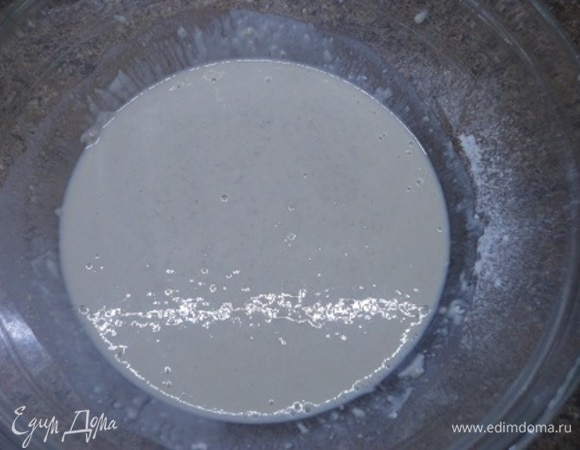 Смешать все ингредиенты для опары и оставить в теплом месте на 30 минут. Я использовала пакетик сухих дрожжей (8 г) для сдобы и кулича.