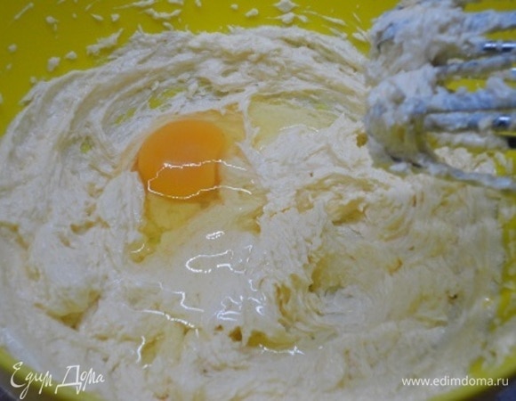 Мягкое сливочное масло вместе с сахаром и солью взбивать 10 минут. Затем, продолжая взбивать, по одному ввести яйца.