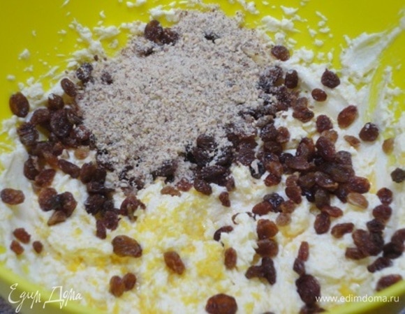 В подготовленную массу вылить опару, добавить цедру лимона и остальные ингредиенты.