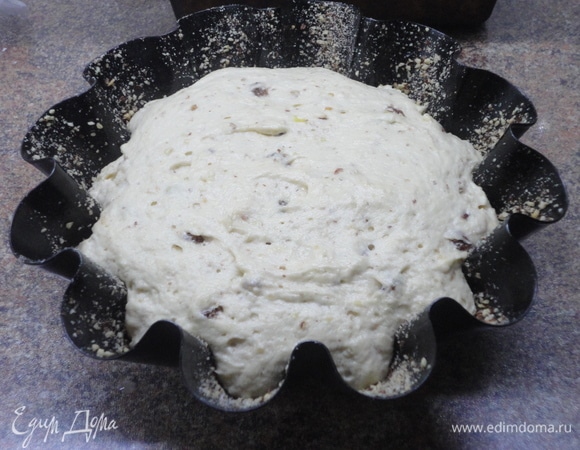 Все перемешать и вылить в подготовленные формы. Оставить для расстойки на 30–40 минут и затем выпекать 25–30 минут при 180°C.