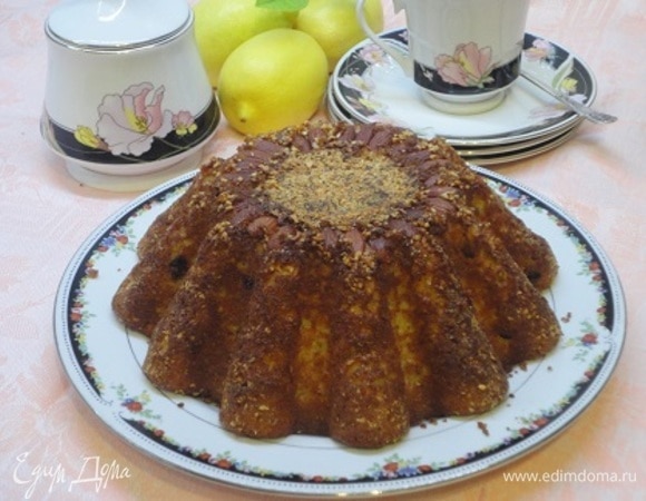 Кекс получается умеренно сладким. По желанию можно посыпать его сахарной пудрой.