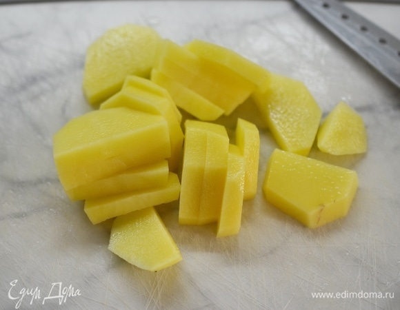 Картофель почистите, нарежьте кружками или полукружками. Хотя можете выбрать и любой другой вид нарезки.