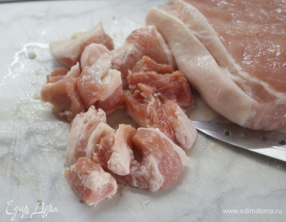 Мясо помойте, обсушите, нарежьте на небольшие кусочки.