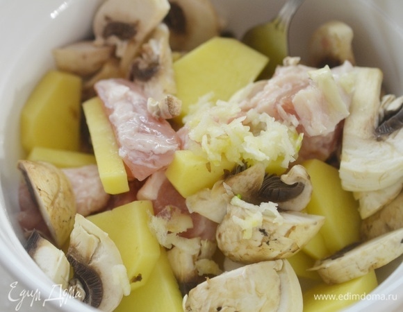 Все перемешайте, добавьте измельченный чеснок.