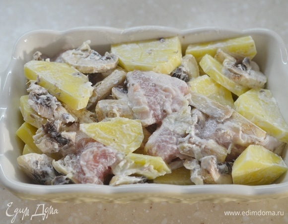 Выложите в жаропрочную форму. Накройте фольгой. Запекайте в разогретой до 180°C духовке около 50 минут. За 10–15 минут до окончания приготовления снимите фольгу и дайте блюду подрумяниться.