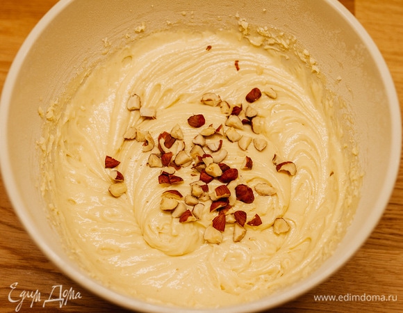 Орехи порубить, 1/3 добавить в тесто. По желанию можно нарезать хурму мелкими кубиками и добавить в тесто.