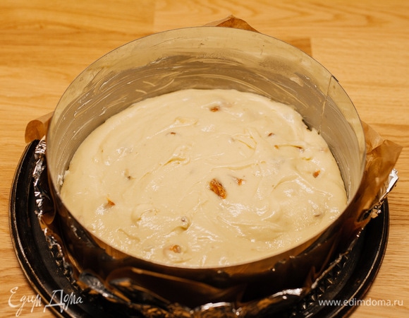 Форму (диаметр — 20 см) смазать сливочным маслом, выложить тесто.