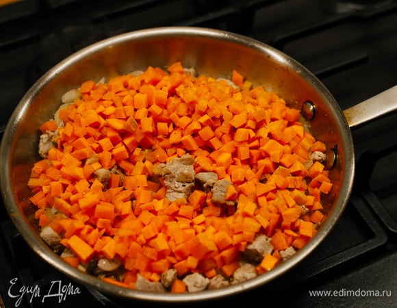 Добавить морковь. Перемешать, жарить 3–5 минут.