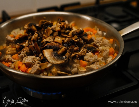 Затем — грибы. У меня замороженные, можно взять свежие.