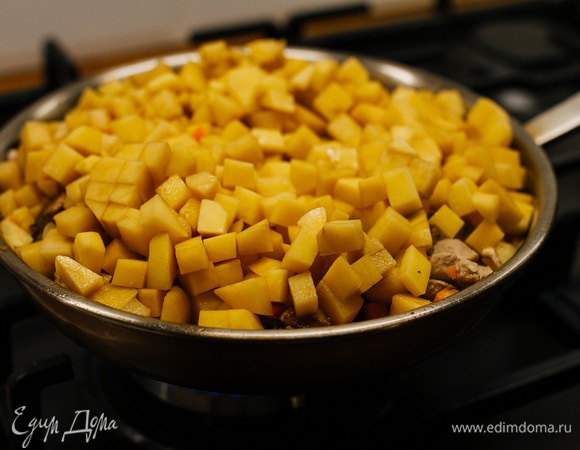 Добавить картошку, налить 1/2 стакана воды и тушить под крышкой до полуготовности. Посолить, поперчить.