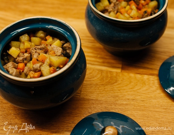 Выложить в горшочки. Объем моих — 500 мл, получилось 4 горшочка.