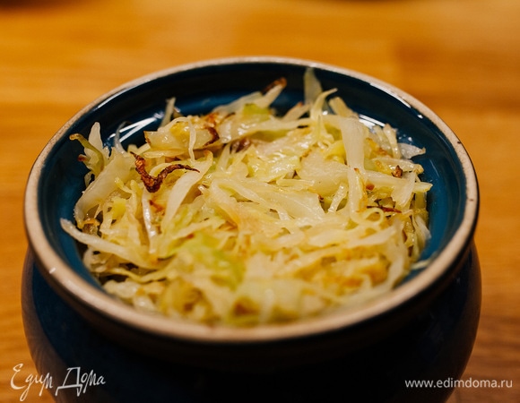 Добавить в горшочки. Закрыть крышками и поставить запекаться при 180°C на 20 минут.