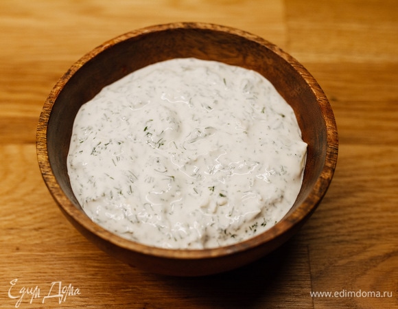 Для соуса смешать сметану, тертый чеснок, укроп.