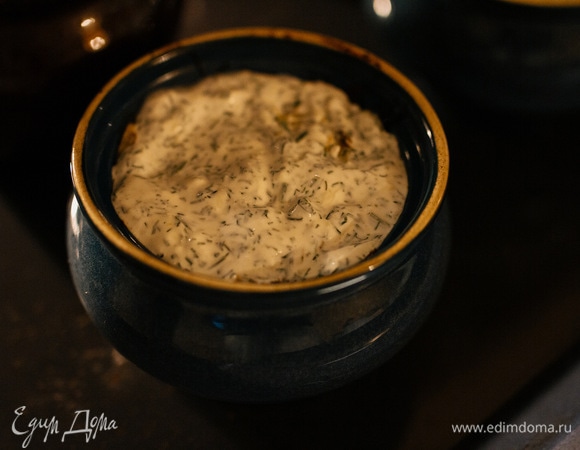 Снять крышку с горшочков, смазать капусту соусом.