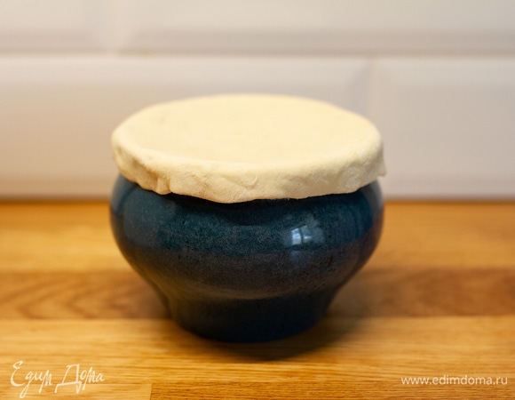 Взять пласт слоеного теста, немного раскатать и вырезать круги большего диаметра, чем горшочек. Положить сверху, как крышку. Запекать еще 20–30 минут.