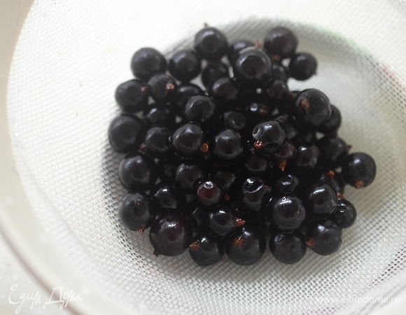 Смородину промойте. У меня была замороженная, и я промыла ее кипятком.