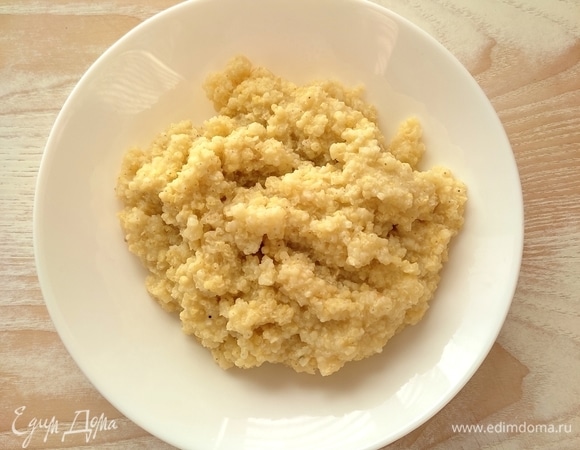 Пшено хорошо промываем до чистой воды и отвариваем до готовности согласно инструкции на упаковке. Готовое пшено откидываем на сито, чтобы стекла лишняя жидкость, и охлаждаем. Важно! Пшено должно полностью остыть: если использовать теплое, пшенники будут расползаться.