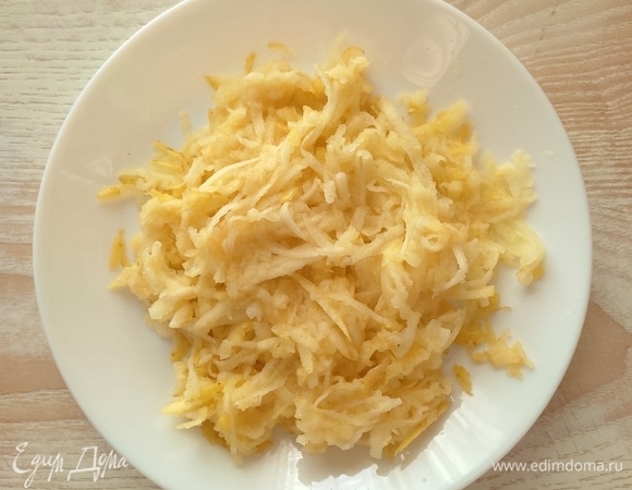 Яблоко натереть на крупной терке.