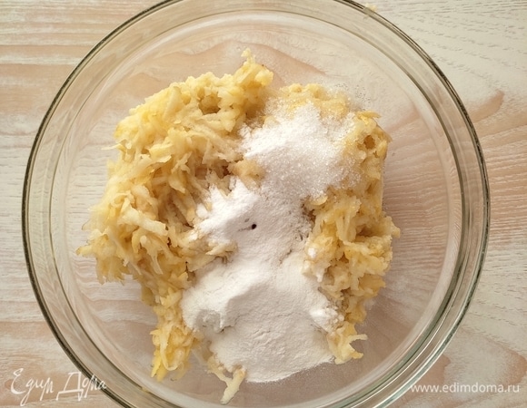 В чашу сложить пшено, яблоко, добавить сахар, соль и рисовую муку. Можно заменить пшеничной, но с рисовой получается нежнее. Если любите послаще, добавьте еще 1 ст. л. сахара. Также можно добавить корицу по вкусу. Хорошо перемешать до получения однородной массы. Тесто будет липким.