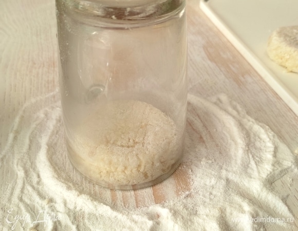 Слегка смачиваем руки, берем немного теста, формируем шарик и хорошо его обваливаем в муке, затем с помощью стакана подходящего размера формируем пшенник. Накрываем стаканом и несколько раз круговыми движениями как бы гоняем внутри тесто.