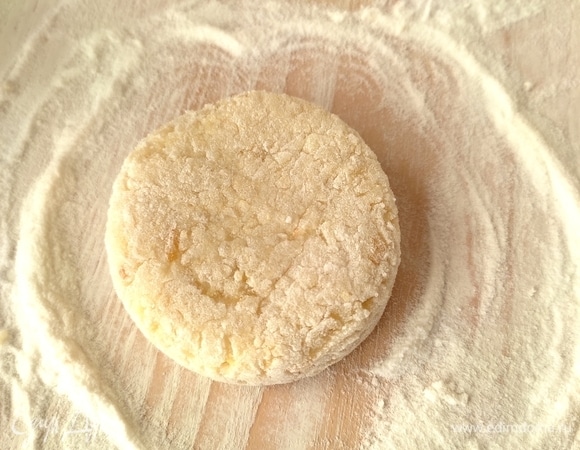 Затем полученный пшенник немного прихлопываем сверху ножом. В итоге у нас получаются одинаковые круглые пшенники.