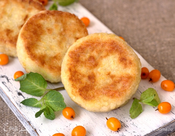 Готовые пшенники очень вкусны теплыми. Можно подавать с медом, вареньем, сметаной. Приятного чаепития!